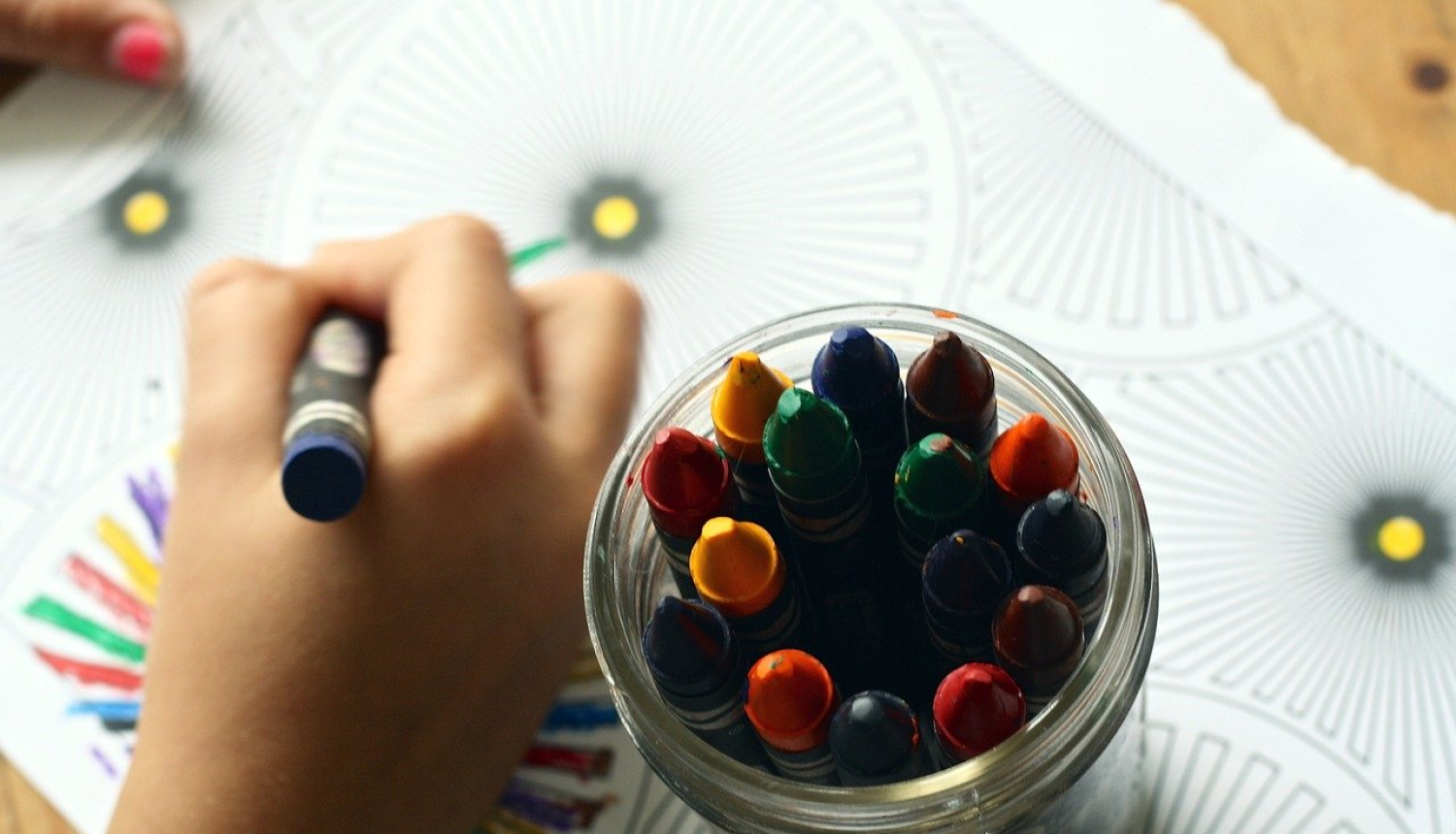 Bērns zīmē ar krītiņiem