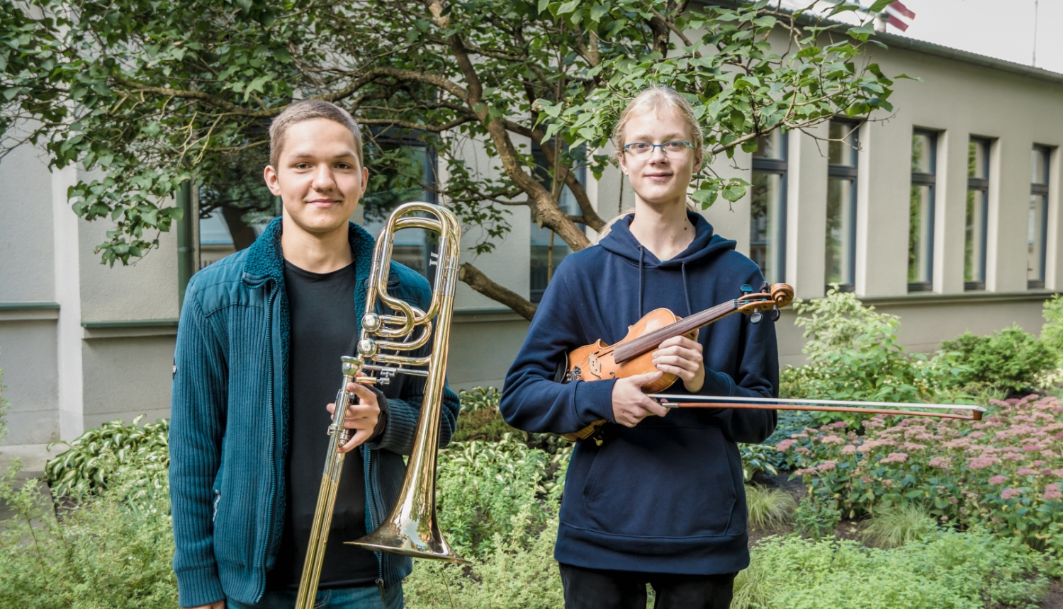 Skolēni ar mūzikas instrumentiem
