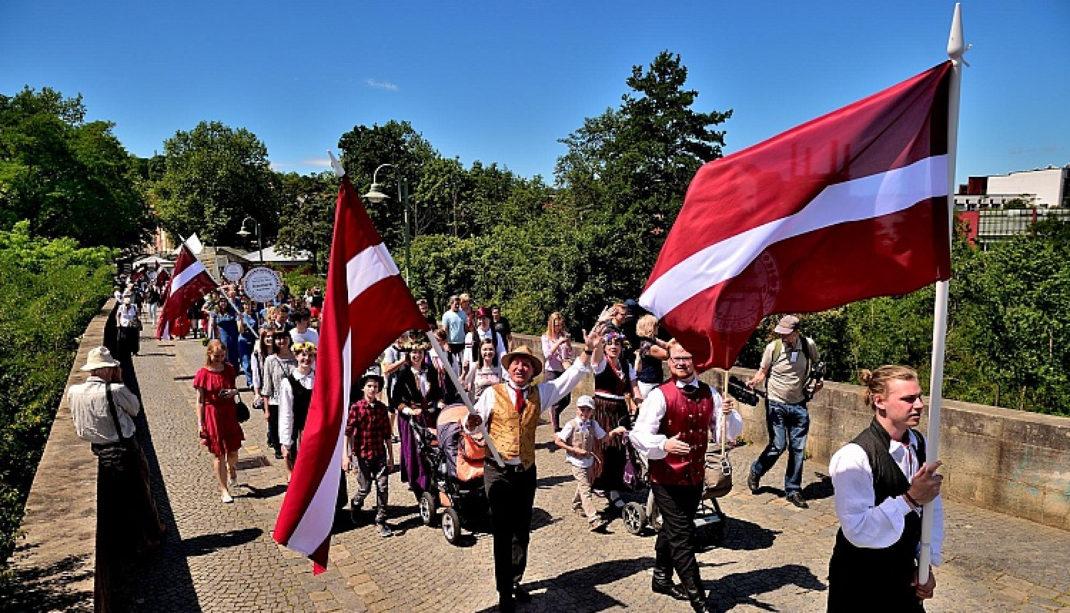 Ar vērienīgu programmu Vācijā izskanējuši latviešu dziesmu un deju svētki “Eslingenas Dziesmu svētkiem 70”
