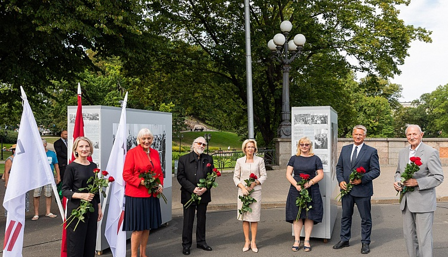 Brīvības laukumā atklāta Latvijas neatkarības atjaunošanas trīsdesmitgadei veltīta lielformāta fotoizstāde
