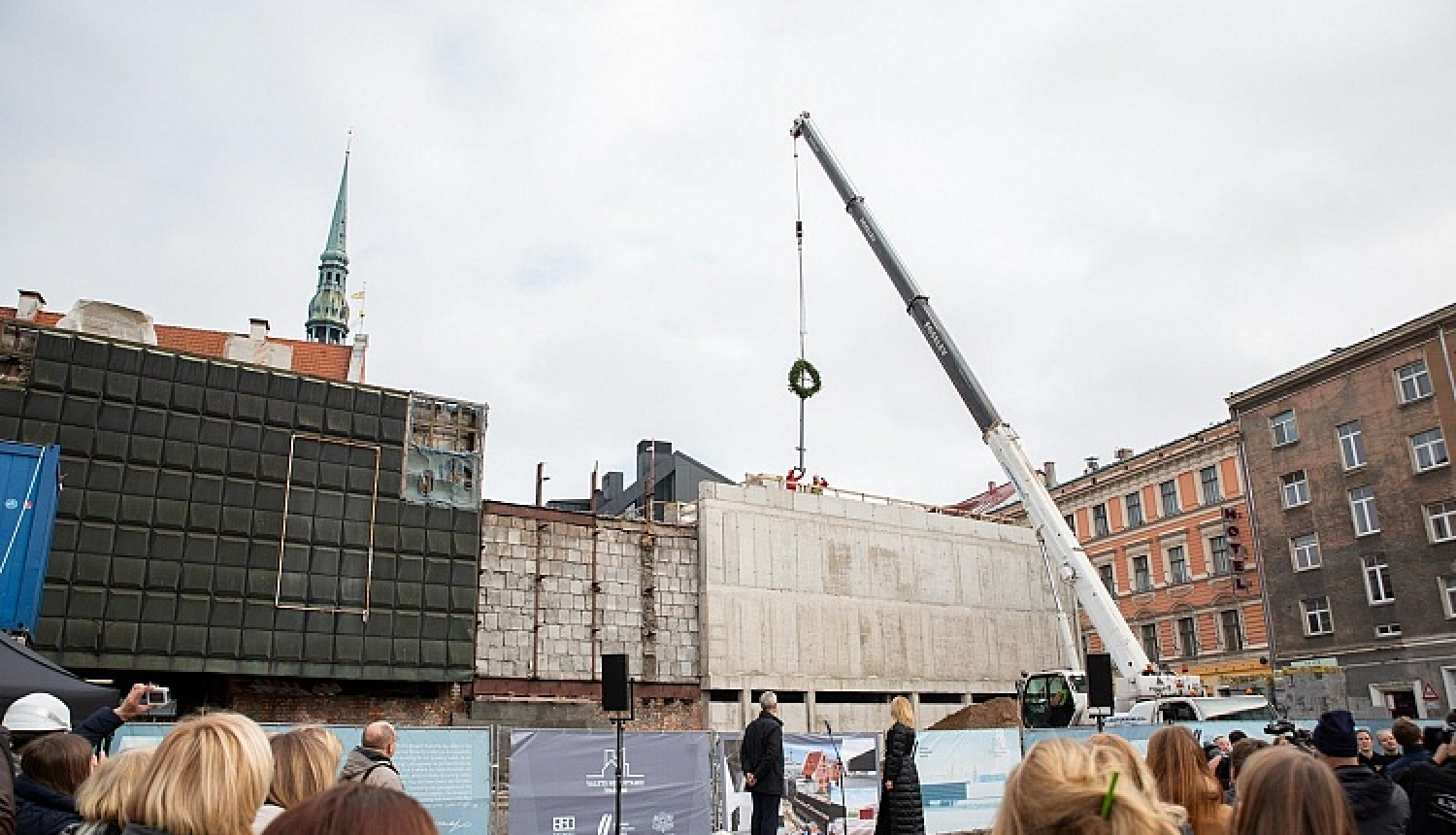 Spāru vainags rotā Latvijas Okupācijas muzeja „Nākotnes nama” jumtu