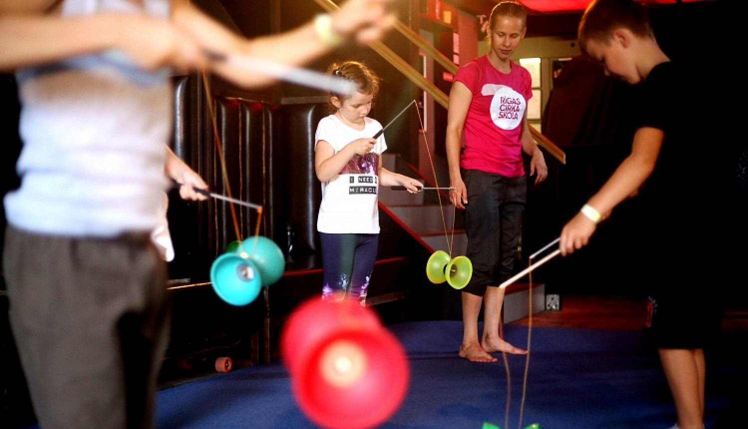 Sākas Rīgas cirka skolas nodarbības bērniem un pieaugušajiem