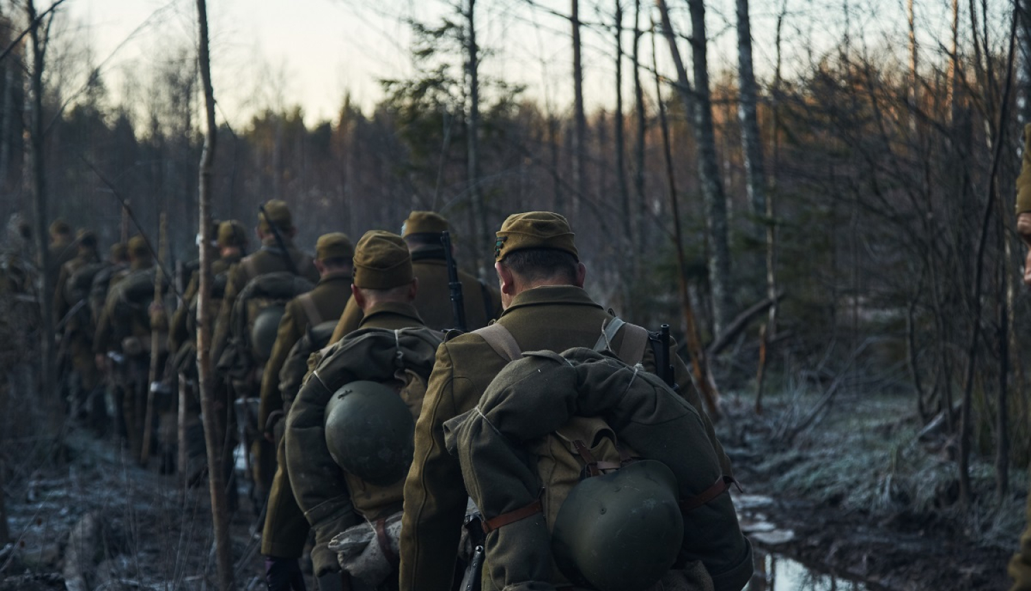 Filmas kadrs ar karavīriem