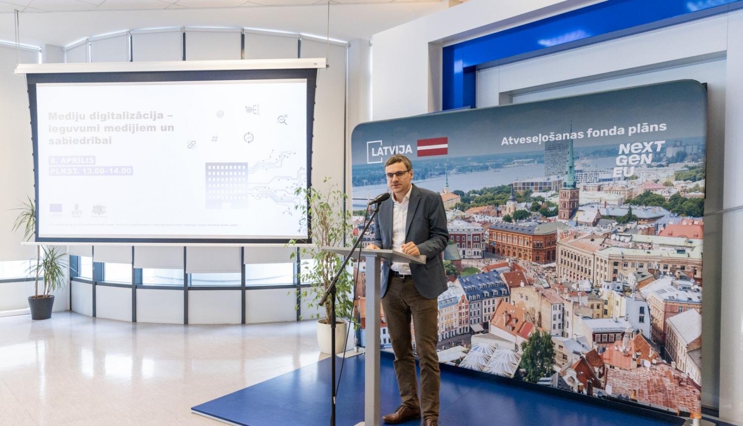 Kārlis Dagilis mediju pasākumā pie mikrofona