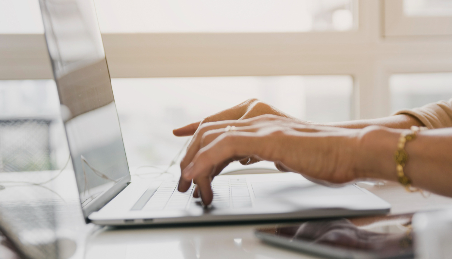 dators uz galda, foto: www.freepik.com