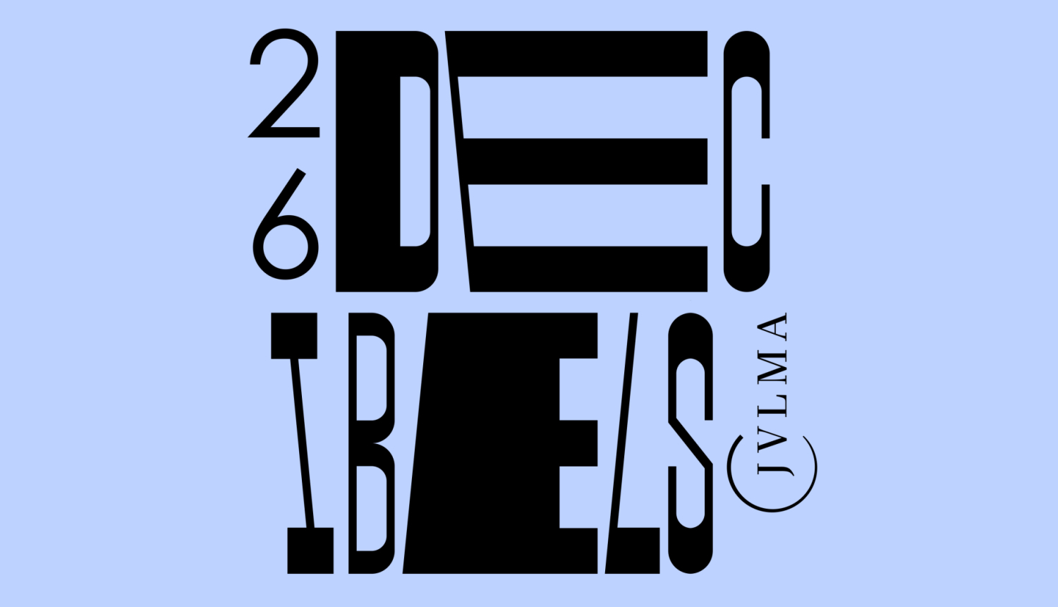 Festivāla "Decibels" 2026. gada logo - stilizēti festivāla nosaukuma burti uz gaišzila pasteļkrāsas fona