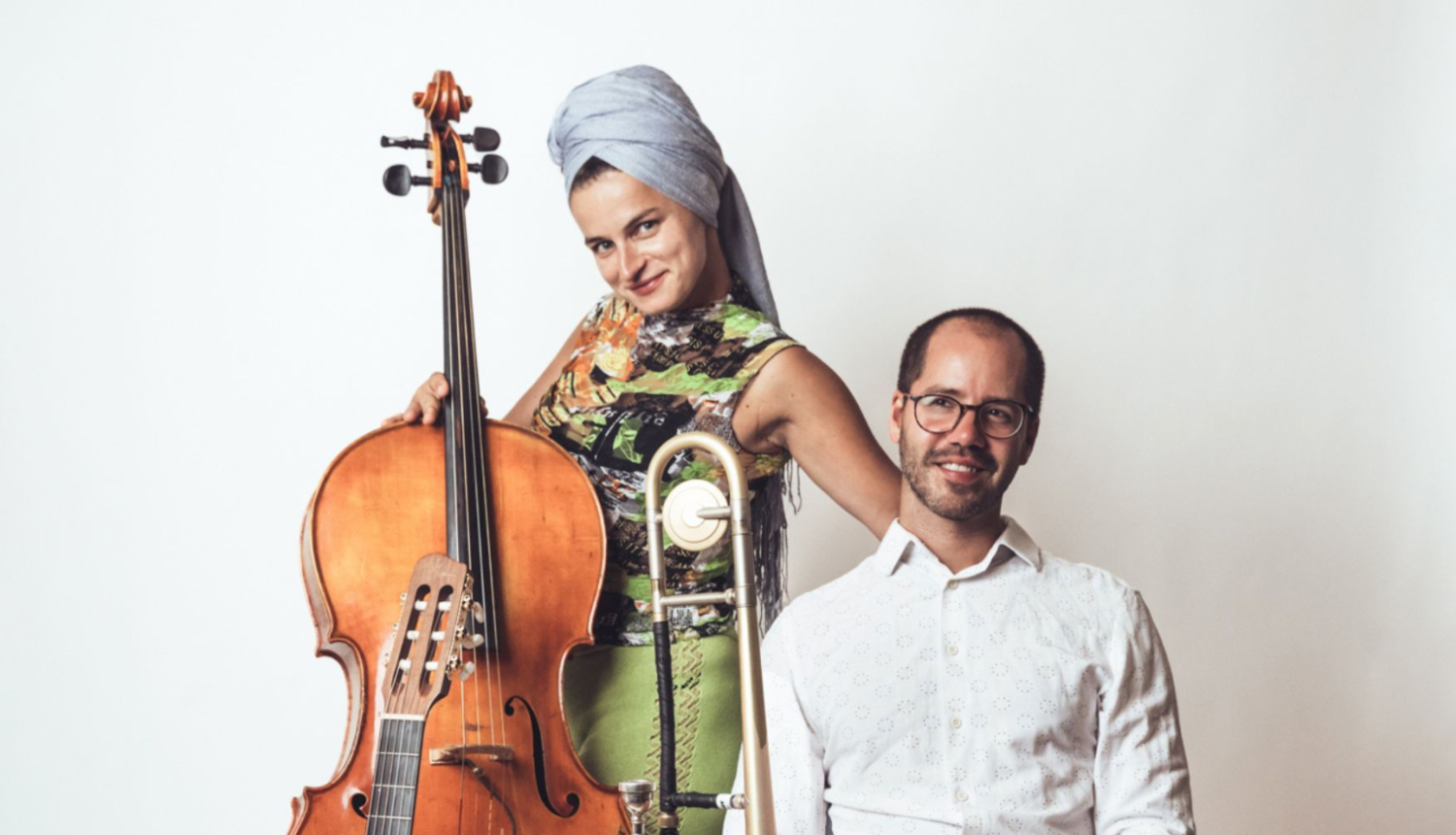 Austriešu čelliste un dziedātāja deeLinde un brazīliešu ģitārists, trombonists, komponists un diriģents Emiliano Sampaio