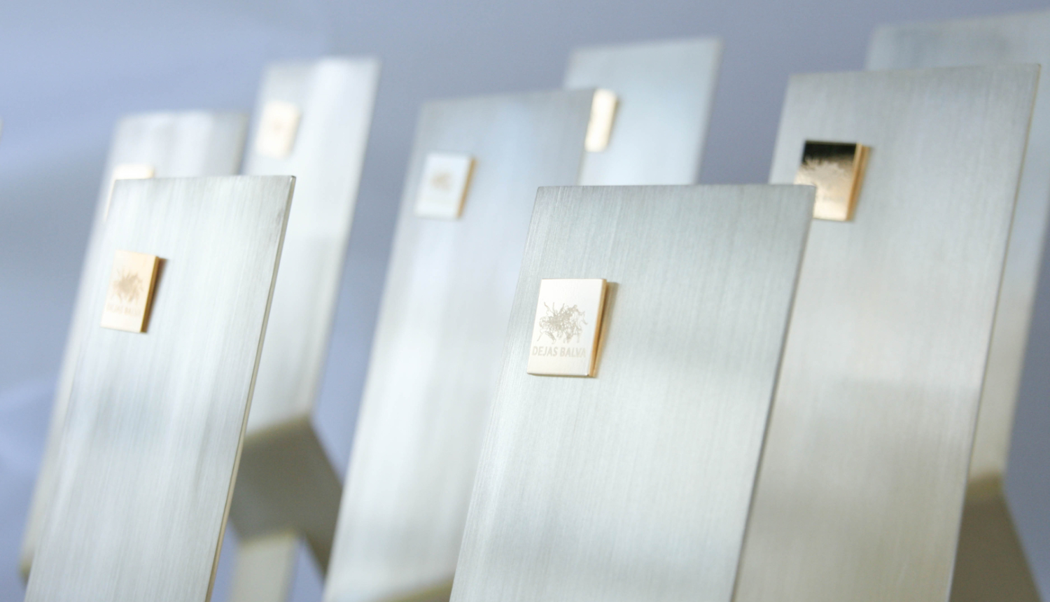 Dejas balvas statuetes