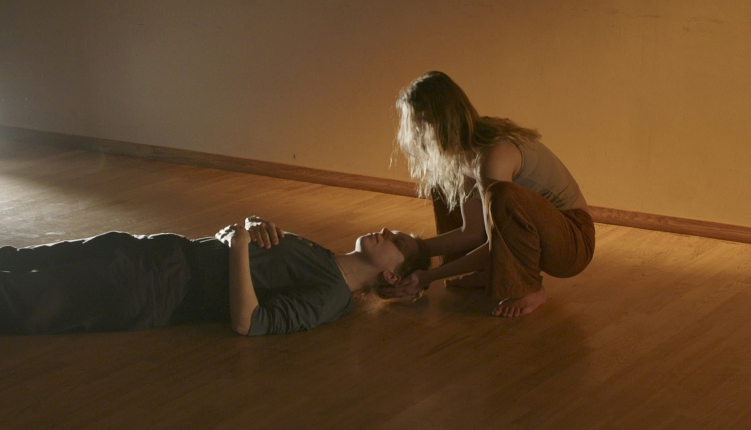 Divi dejotāji vāji izgaismotā telpā