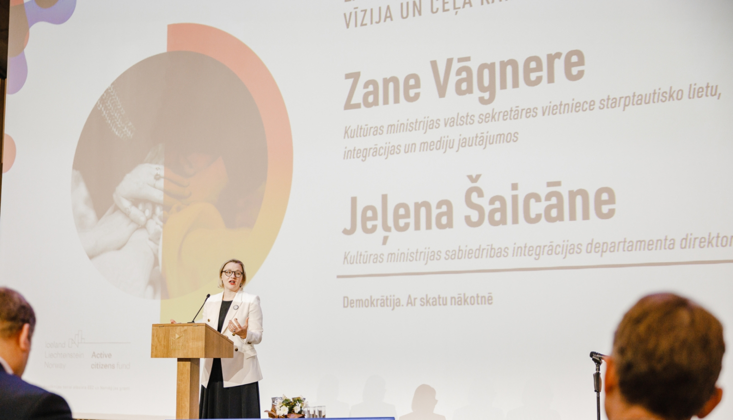 Sieviete uz skatuves saka runu izlaidumā