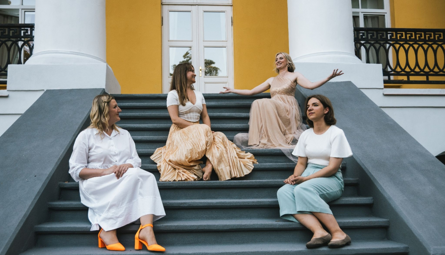 Četras mūziķes uz pils kāpnēm