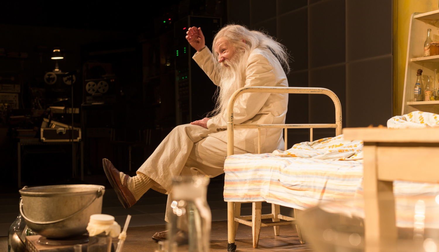 Izrādē “Dieviņš pillā”, foto: Jānis Deinats