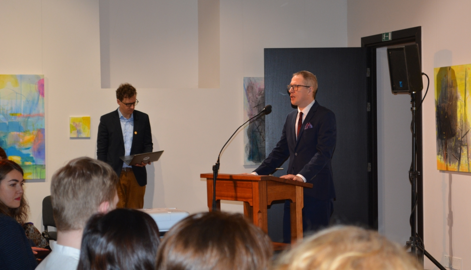 LNA direktora vietnieks Gatis Karlsons uzrunā Digitālās bibliotēkas atklāšanas pasākuma dalībniekus Cēsīs