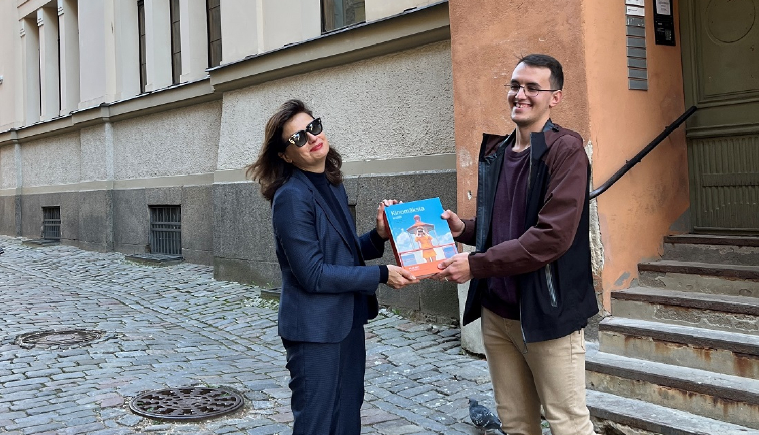 Nacionālā Kino centra vadītāja Dita Rietuma un students Miks Emīls Akmentiņš.