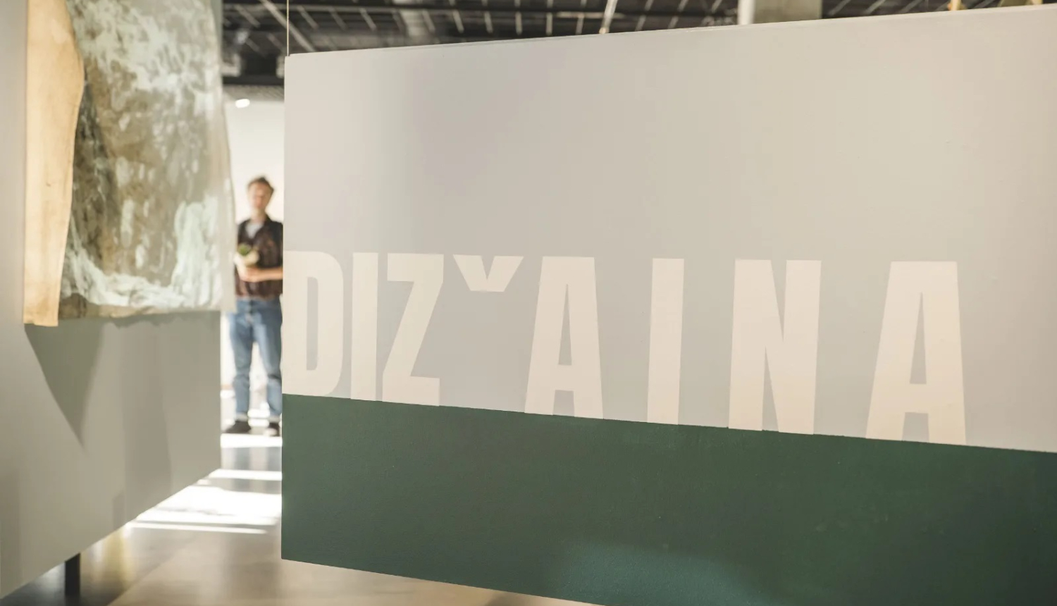 Jauno dizaineru izstāde "Dizˇaina" Liepājas Mūzikas, mākslas un dizaina vidusskolas izstāžu zālē