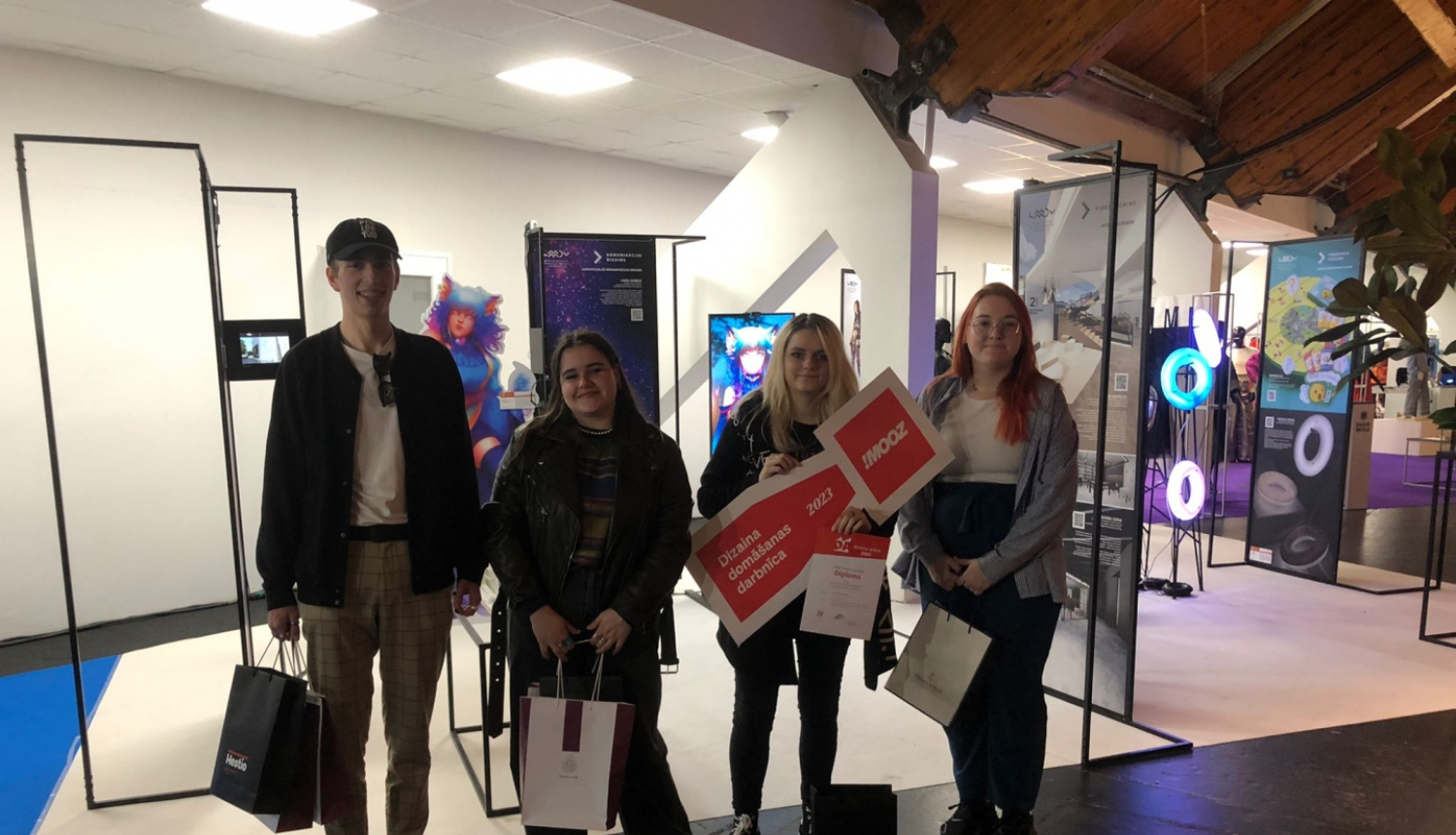 Četri skolēni ar apbalvojumiem