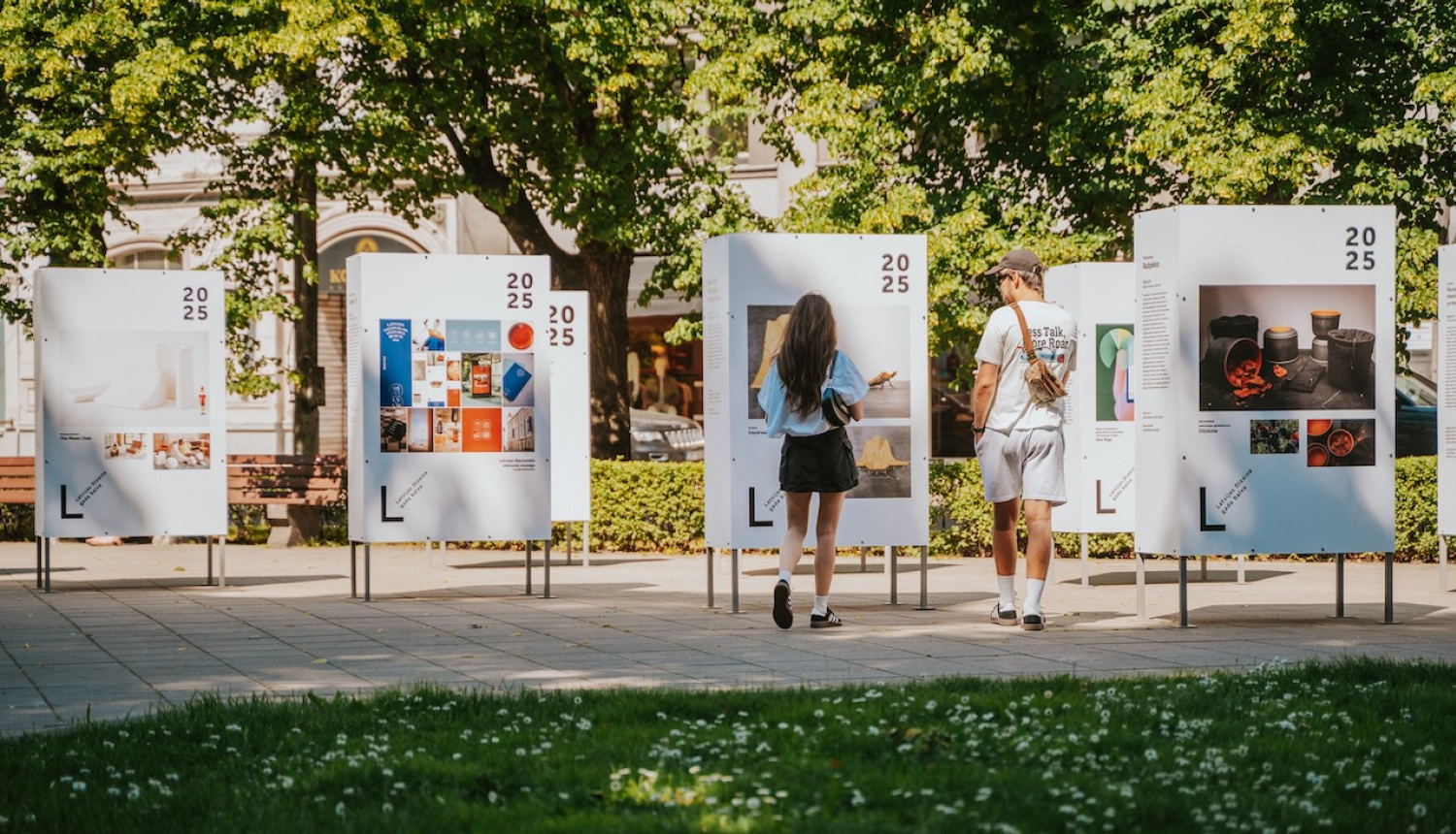 Latvijas Dizaina gada balvas 2025 brīvdabas izstāde. Foto: Lauris Aizupietis