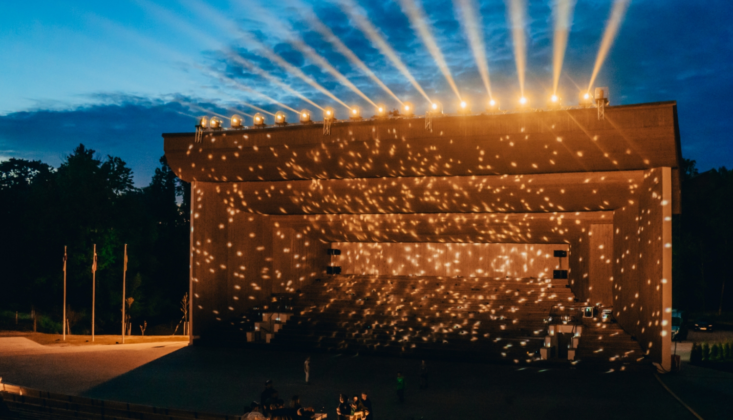 Atjaunotā Saulkrastu estrāde Neibādes parkā