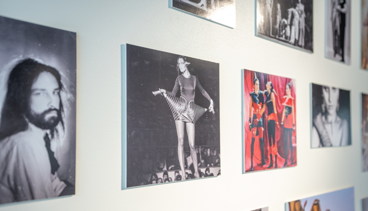 Fotogrāfijas izstādē pie sienas