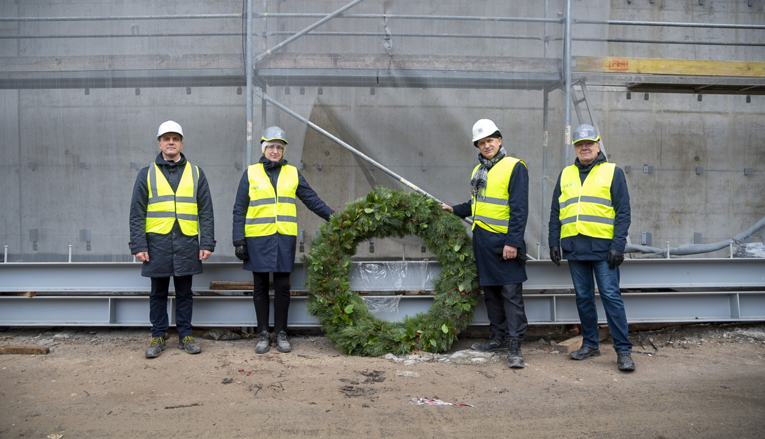 Uz Jaunā Rīgas teātra jumta tiek novietots Spāru vainags