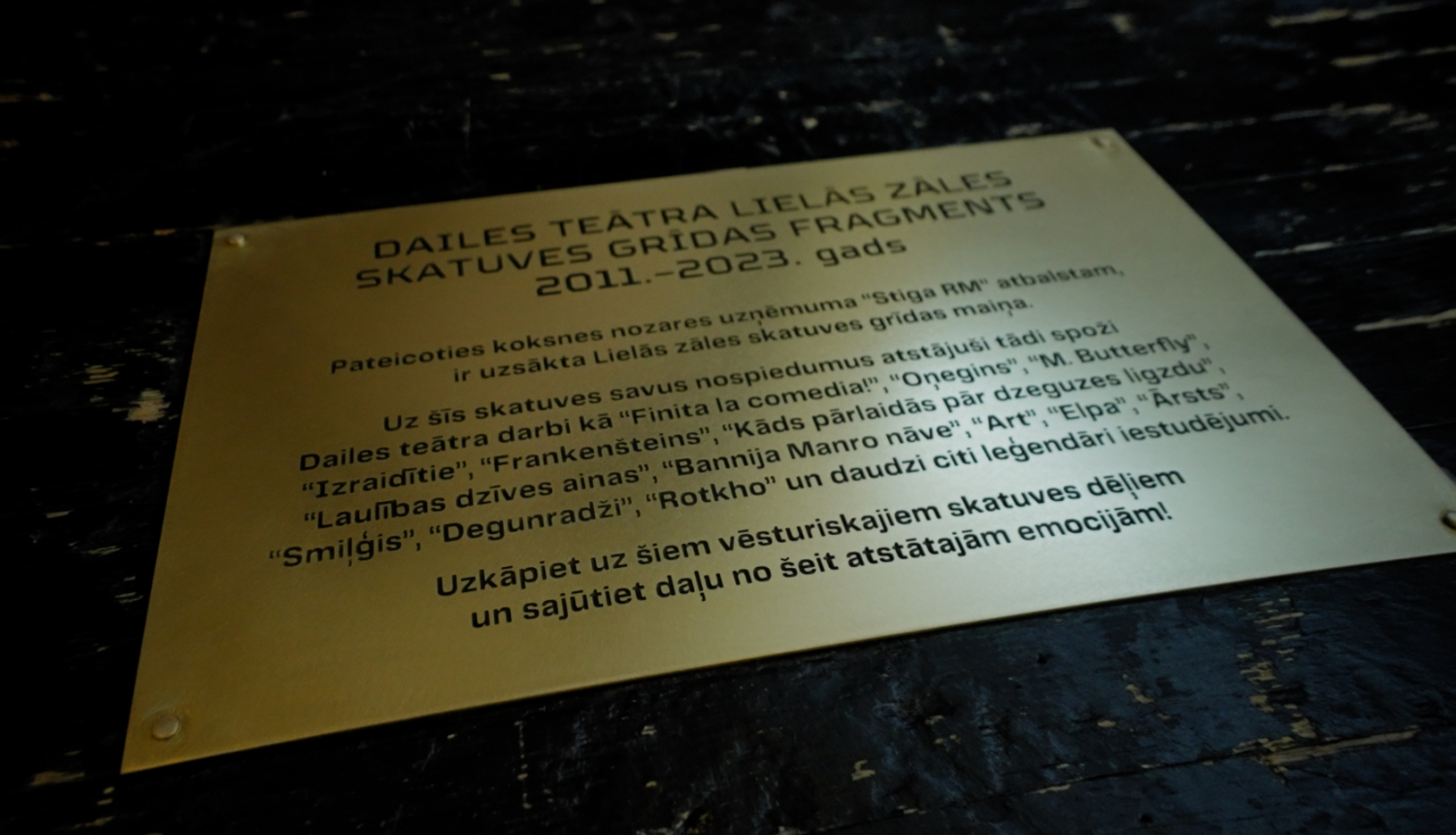 Dailes teātra skatuves grīdas fragments