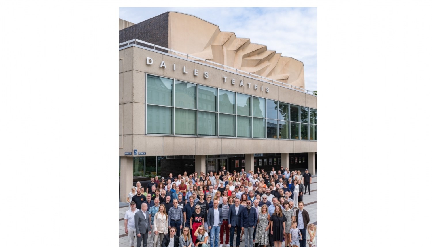 Teātra kolektīvs pie teātra ēkas