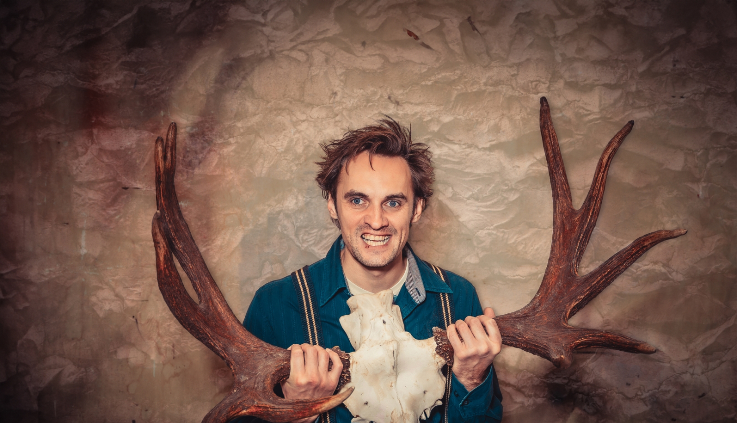 Aktieris uz skatuves ar ragiem rokās