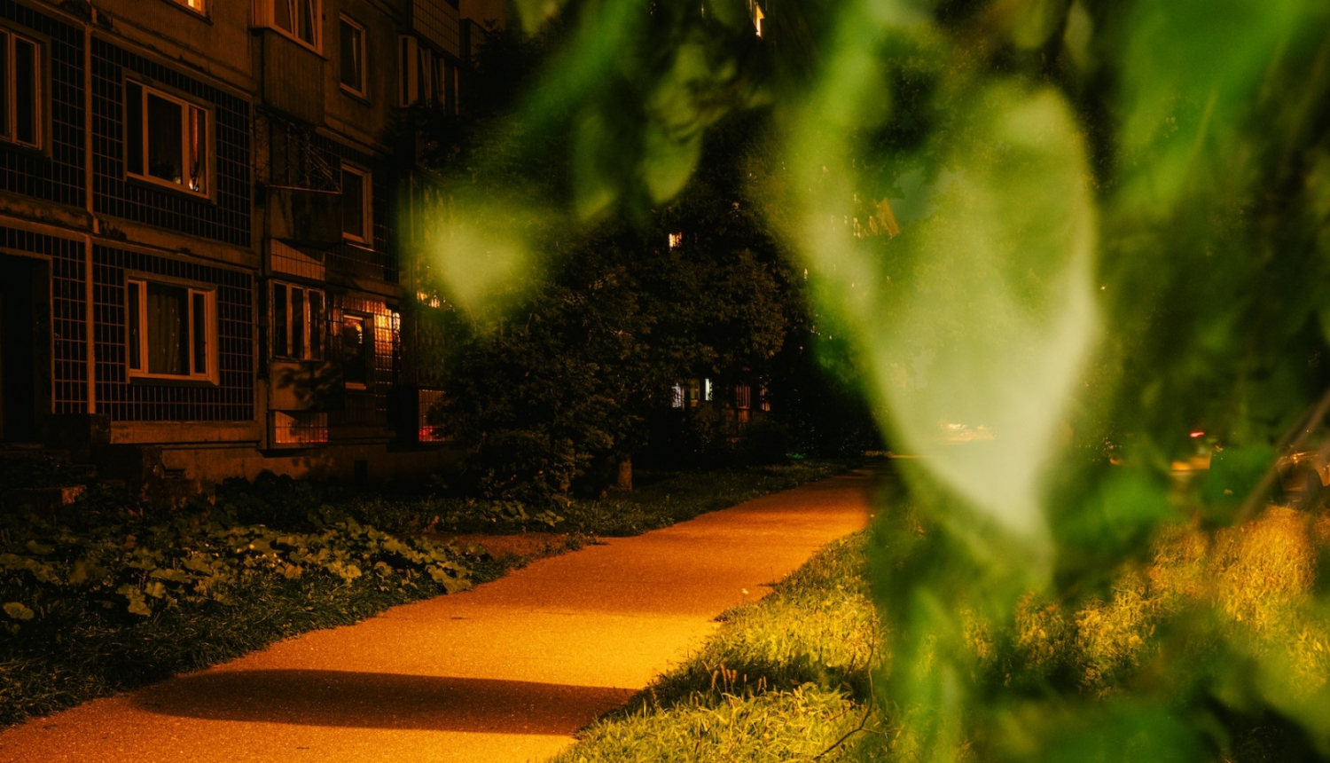 Ainava ar dzeltenu trotuāru