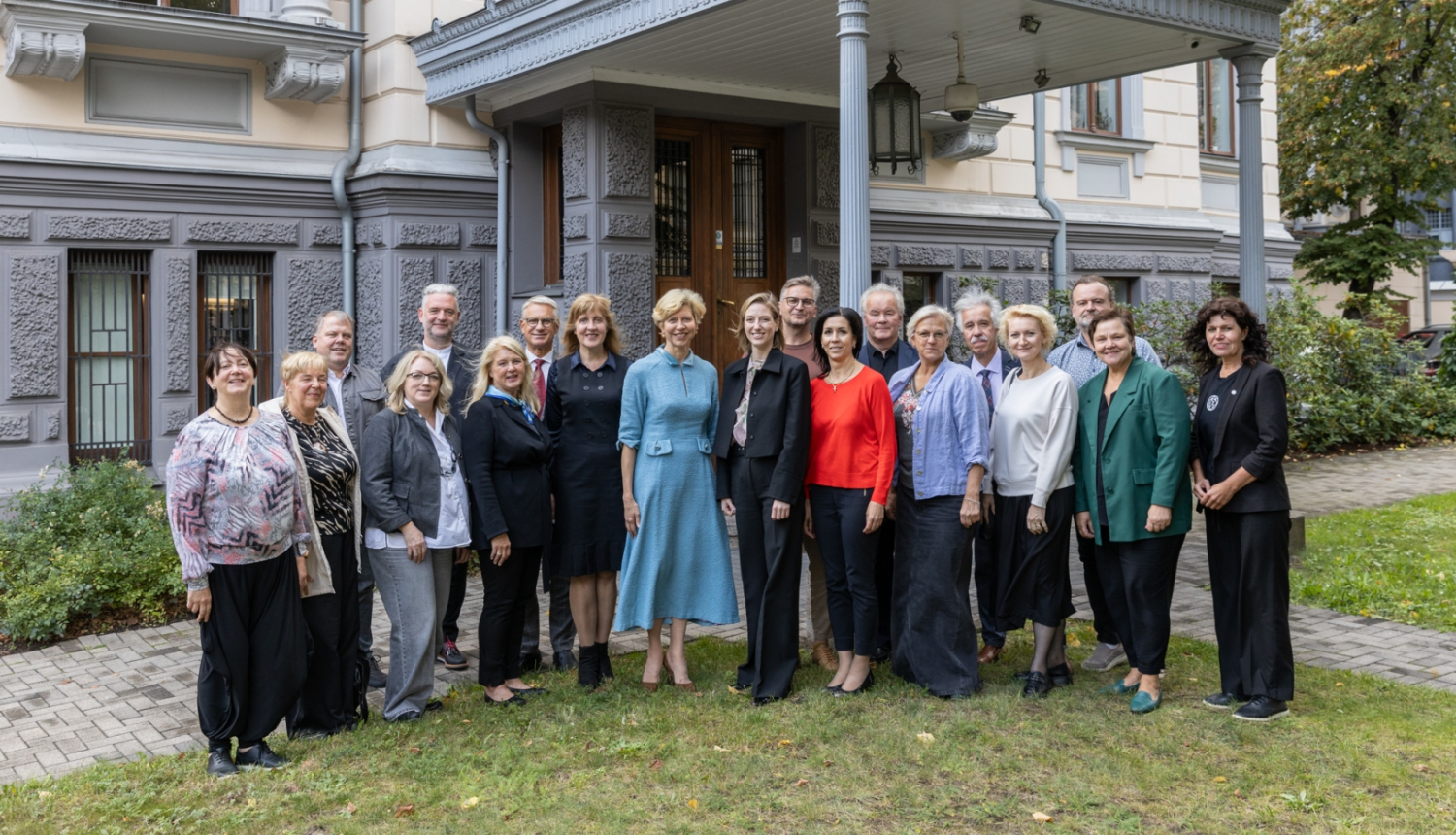 Dziesmu un deju svētku padomes sastāvs 27.09.2024 pie Kultūras ministrijas ēkas, foto: Oskars Artūrs Upenieks / Kultūras ministrija