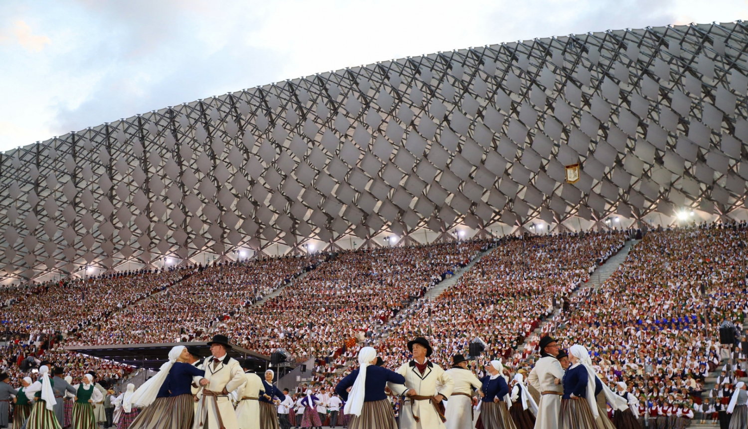 Dziesmu svētku estrāde, kori, dejotāji