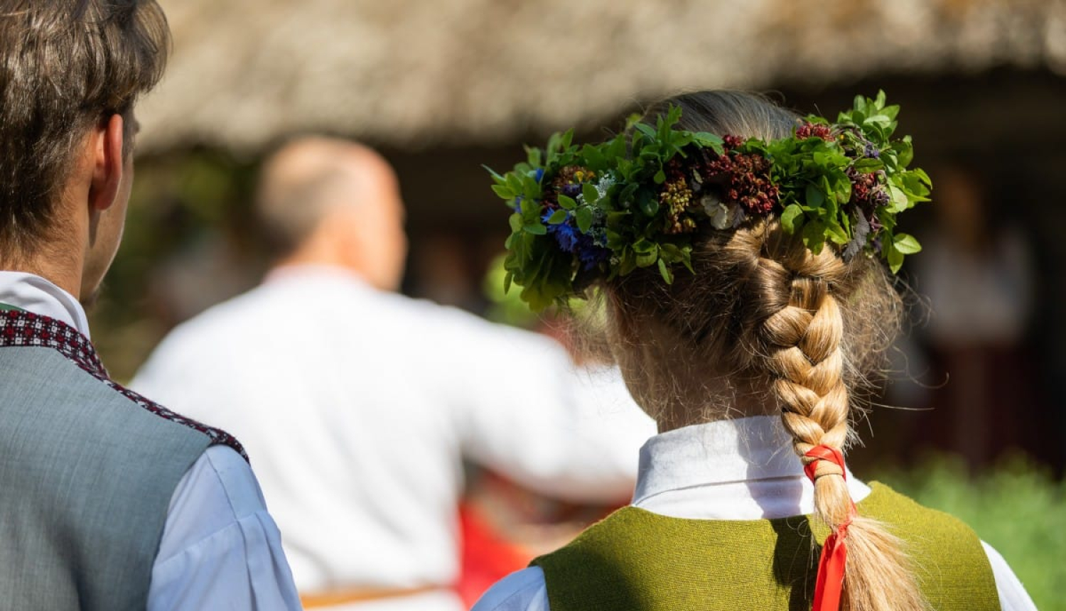 Divi jaunieši tautastērpos