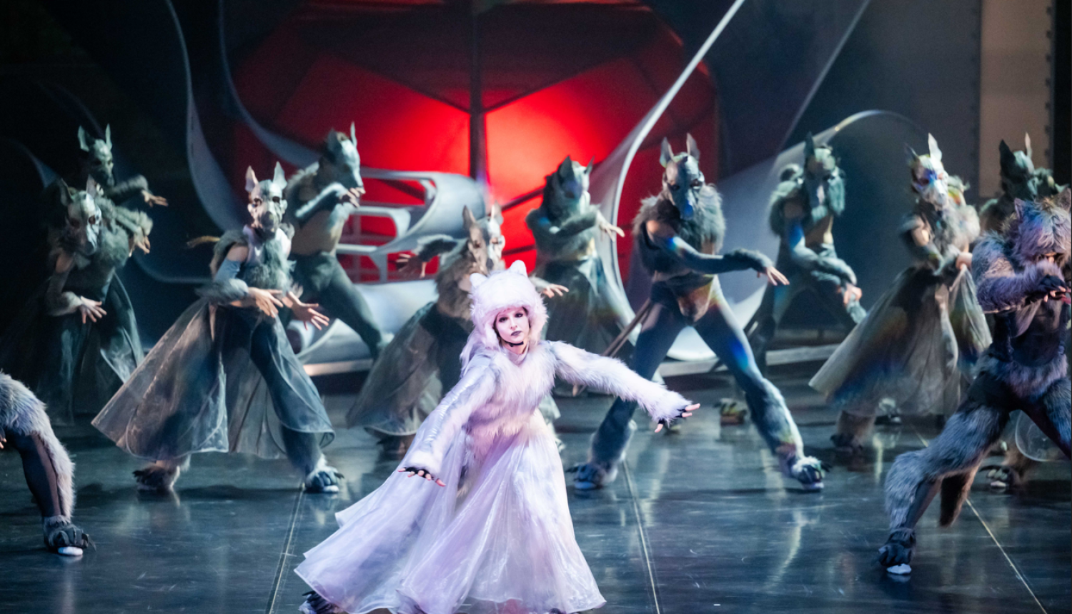 Baletdejotāji uz skatuves vilku maskās