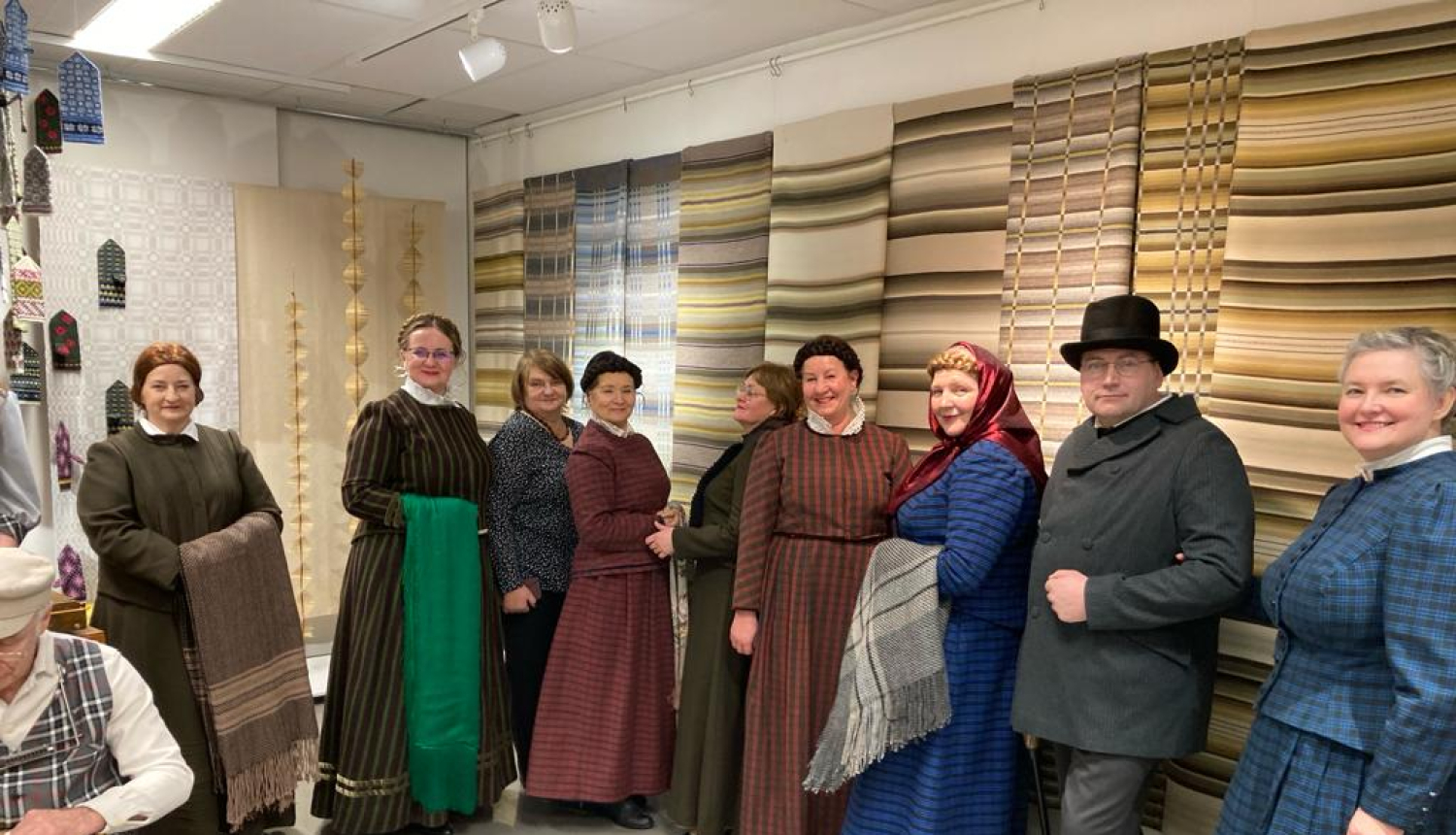 Tautas lietišķās mākslas meistari - audēji- ar saviem darinājumiem studijā