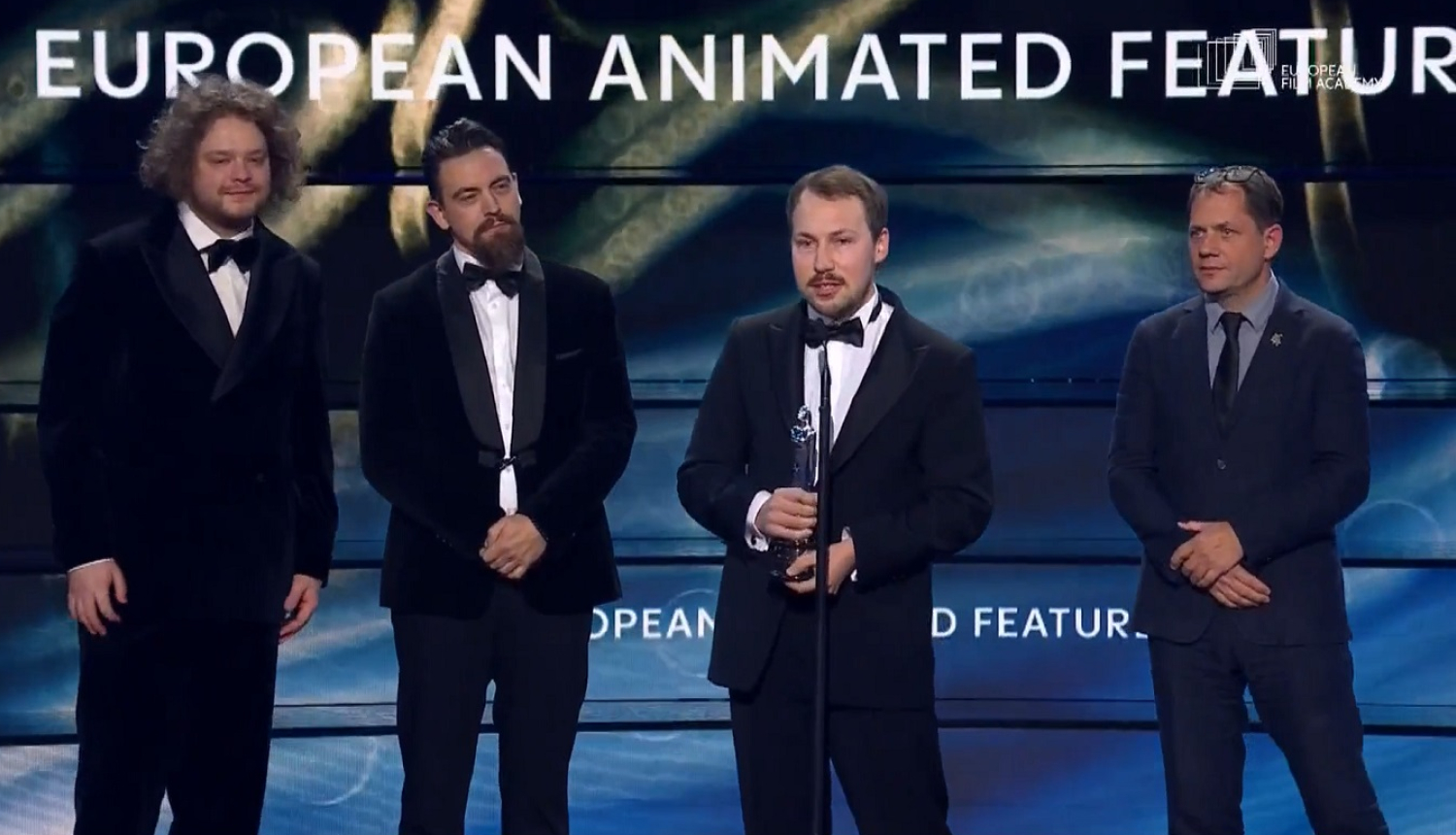 Filmas “Straume” komandas pārstāvji un režisors Gints Zilbalodis saņem Eiropas Kinoakadēmijas balvu