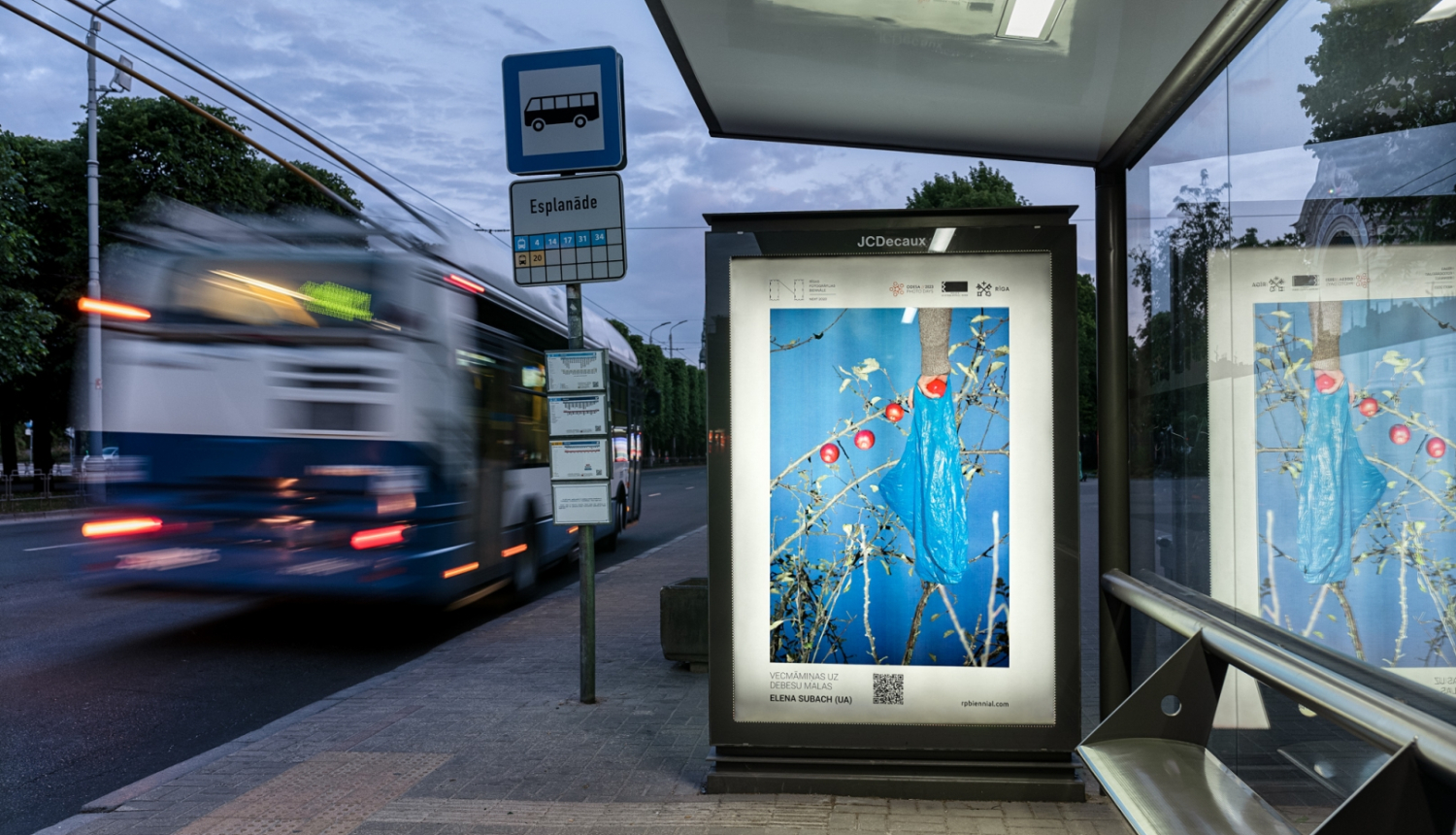 Rīgas Fotogrāfijas biennāle – NEXT 2023 Ārtelpas projekts – Jeļena Subača (Elena Subach, UA), “Vecmāmiņas uz debesu malas”. Foto: Ingus Bajārs