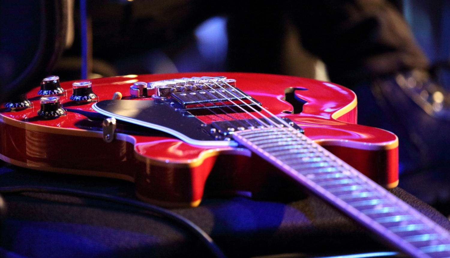 Elektriskā ģitāra.