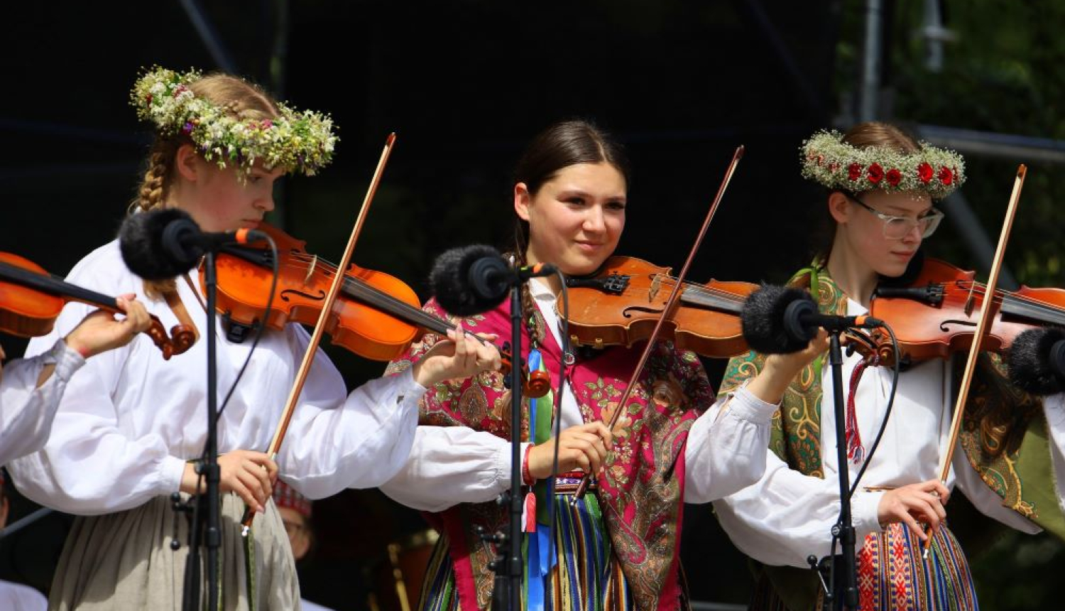 Jauniešu etnodienas - mūziķi ar vijolēm uz skatuves
