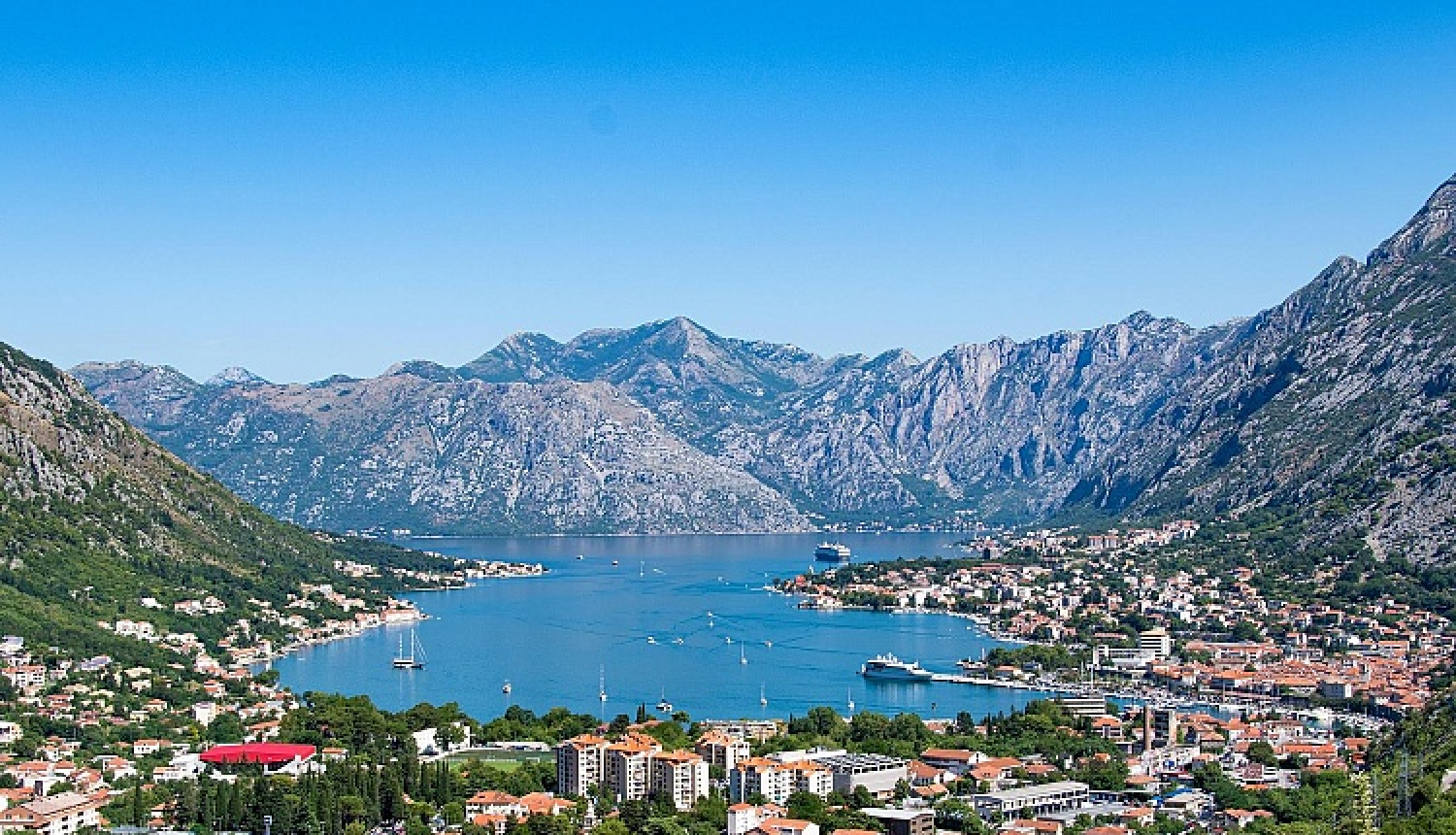 Pilsētas skats, kalni, ezers