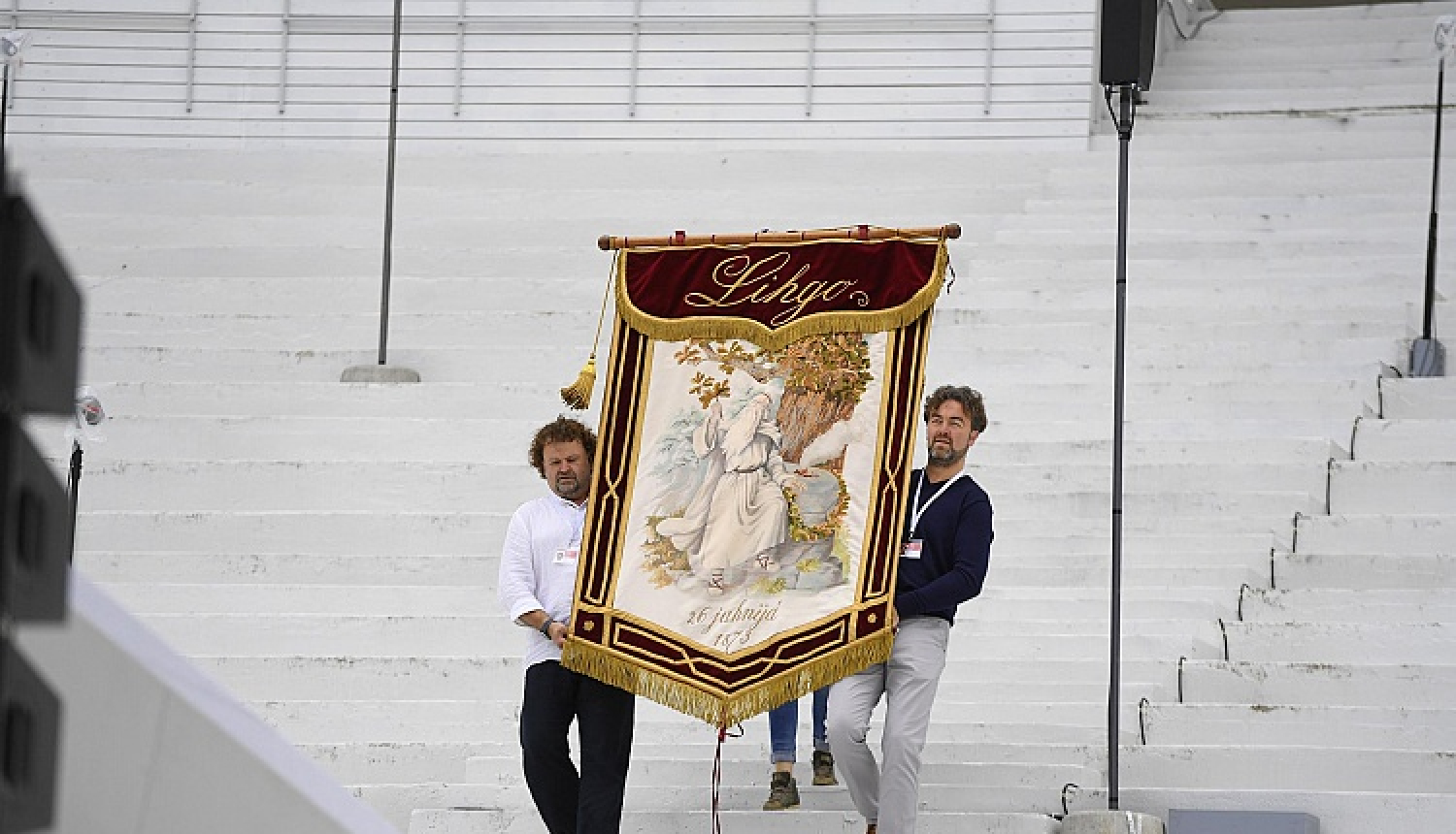 Piektā diena: vokālsimfoniskās mūzikas koncerts, deju lieluzveduma „Māras zeme” ģenerālmēģinājums, latviešu tautastērpu skate, kokļu mūzikas svētki, teātris un Tautu diena