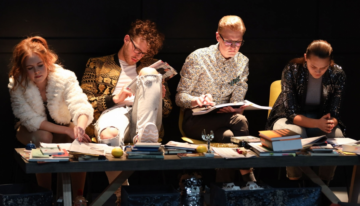 Skats no teātra trupas KVADRIFRONS izrādes "Fake News". Foto: Artūrs Stiebriņš