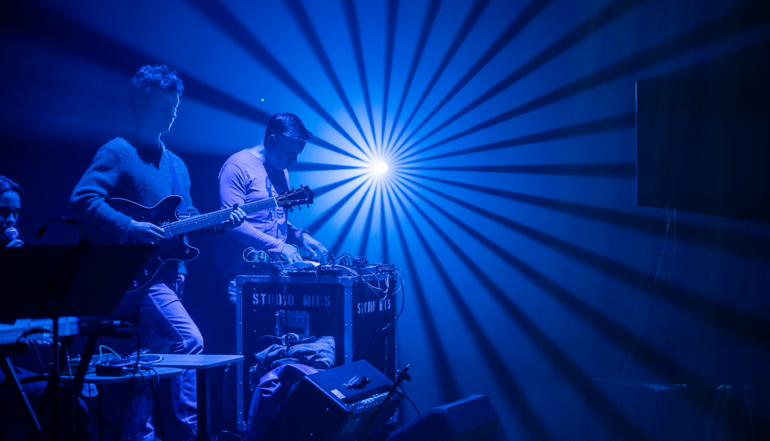 Mūziķi uz apgaismotas skatuves