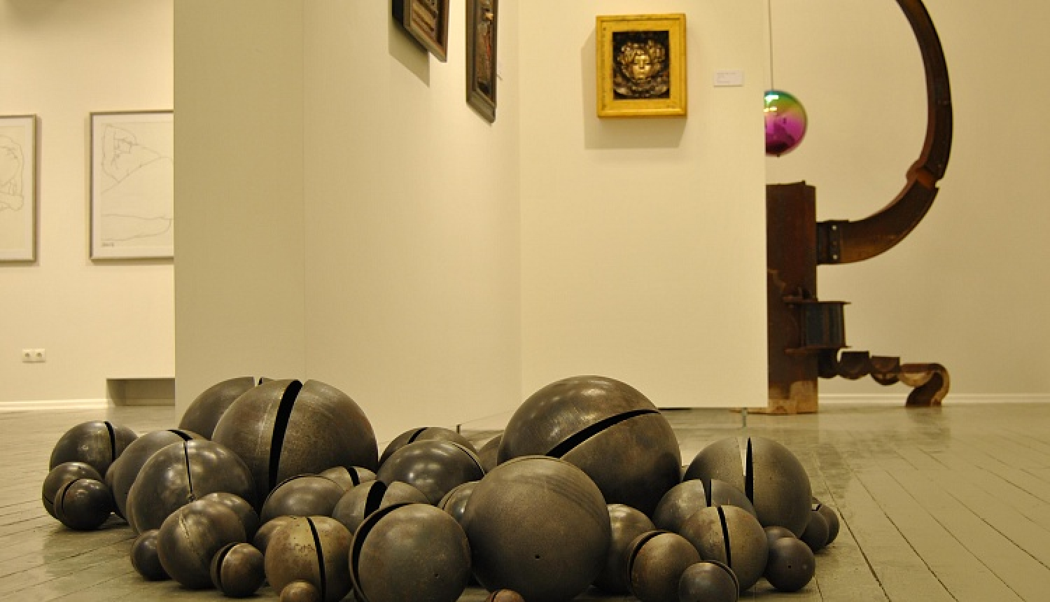 Diasporas latviešu mākslas izstāde Cēsīs: “Ar Latvijas vārdu pasaules telpā”