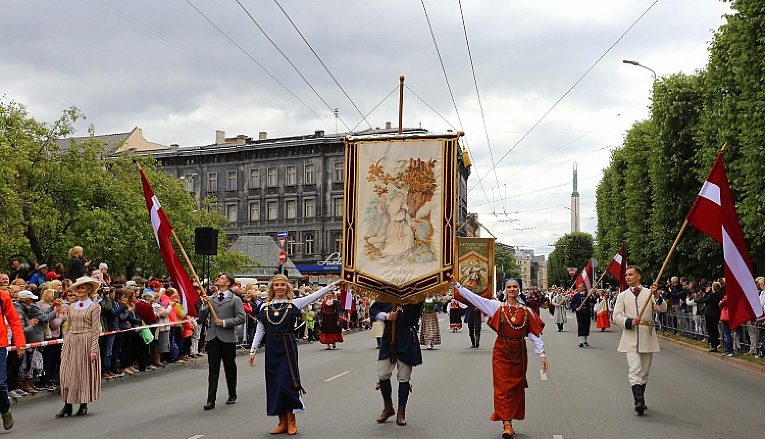 1.jūlijs: Virsdiriģentu un virsvadītāju godināšana, Dalībnieku gājiens, Atklāšanas koncerts