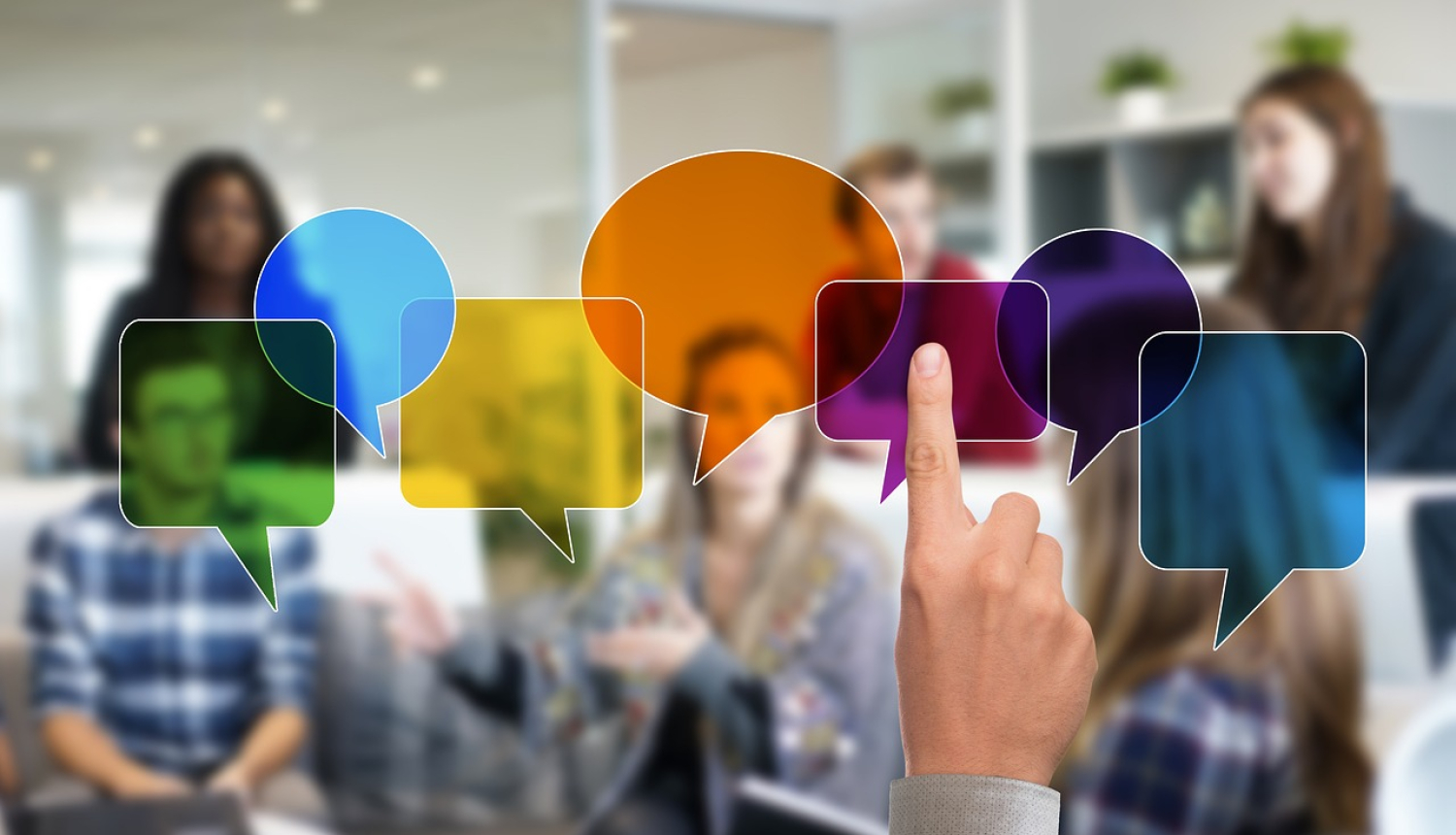 Cilvēku grupa sarunājas