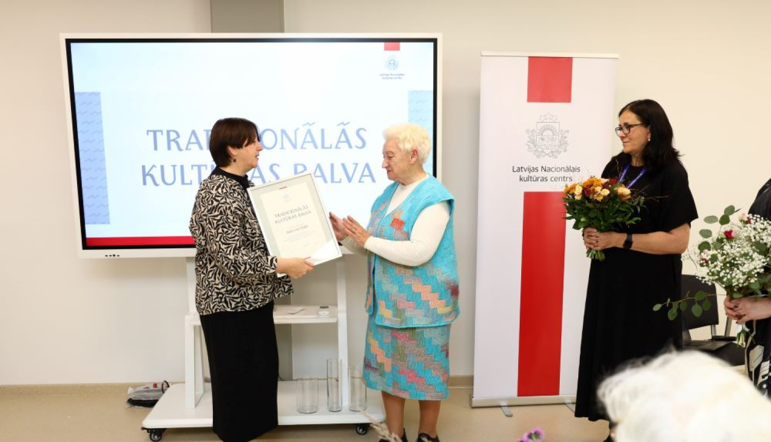 Tautas lietišķās mākslas meistare saņem apbalvojumu