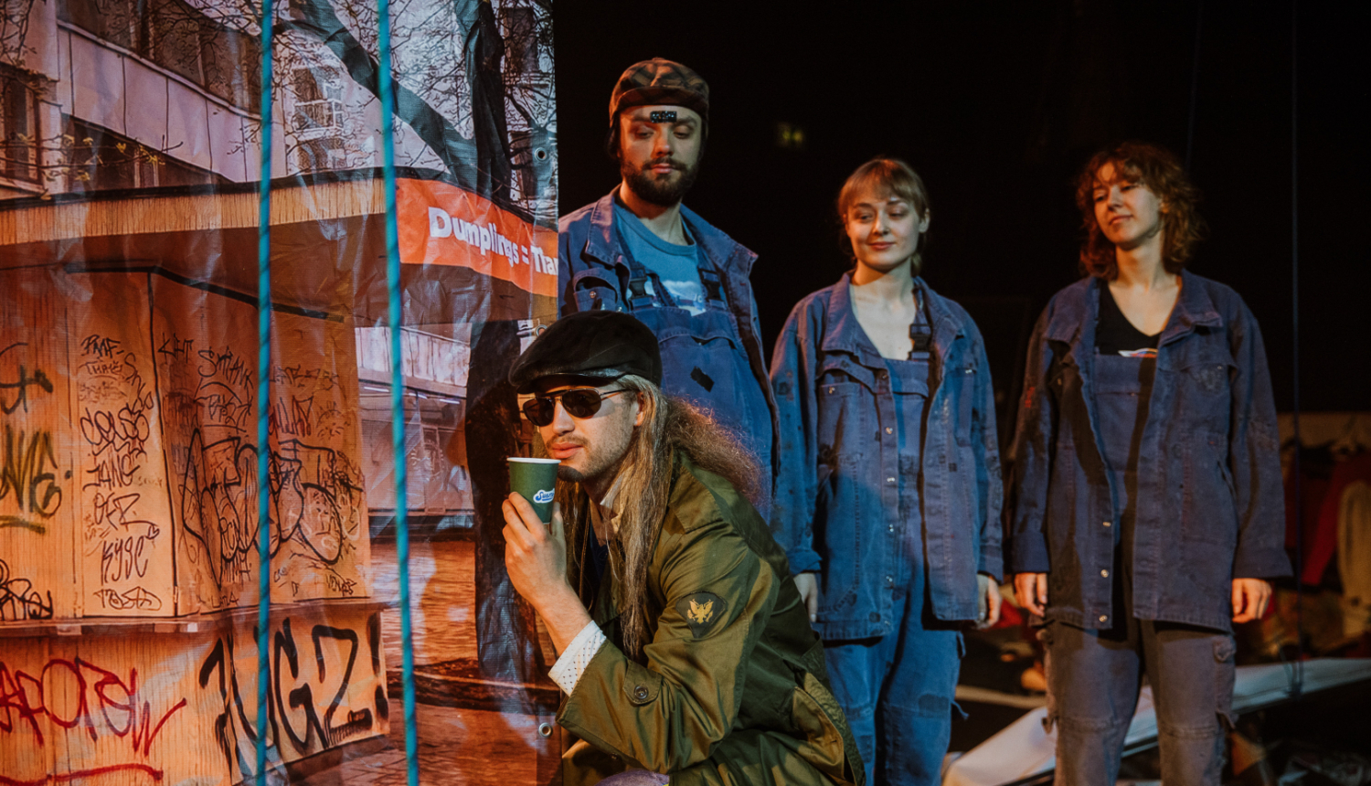 Foto no iestudējuma “Diena projām palēja”. Foto: Matīss Markovskis