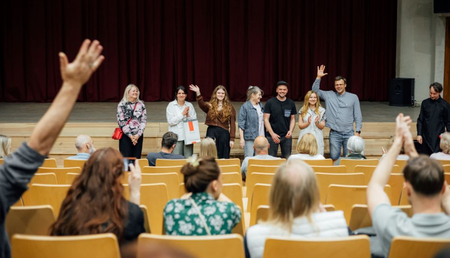 Latvijas amatierteātru skates "Gada izrāde 2023" laureāti - Ādolfa Alunāna Jelgavas teātris un režisore Aija Treija (iestudējums “Jūtu tektonika”). Foto - Mārcis Gaujenietis