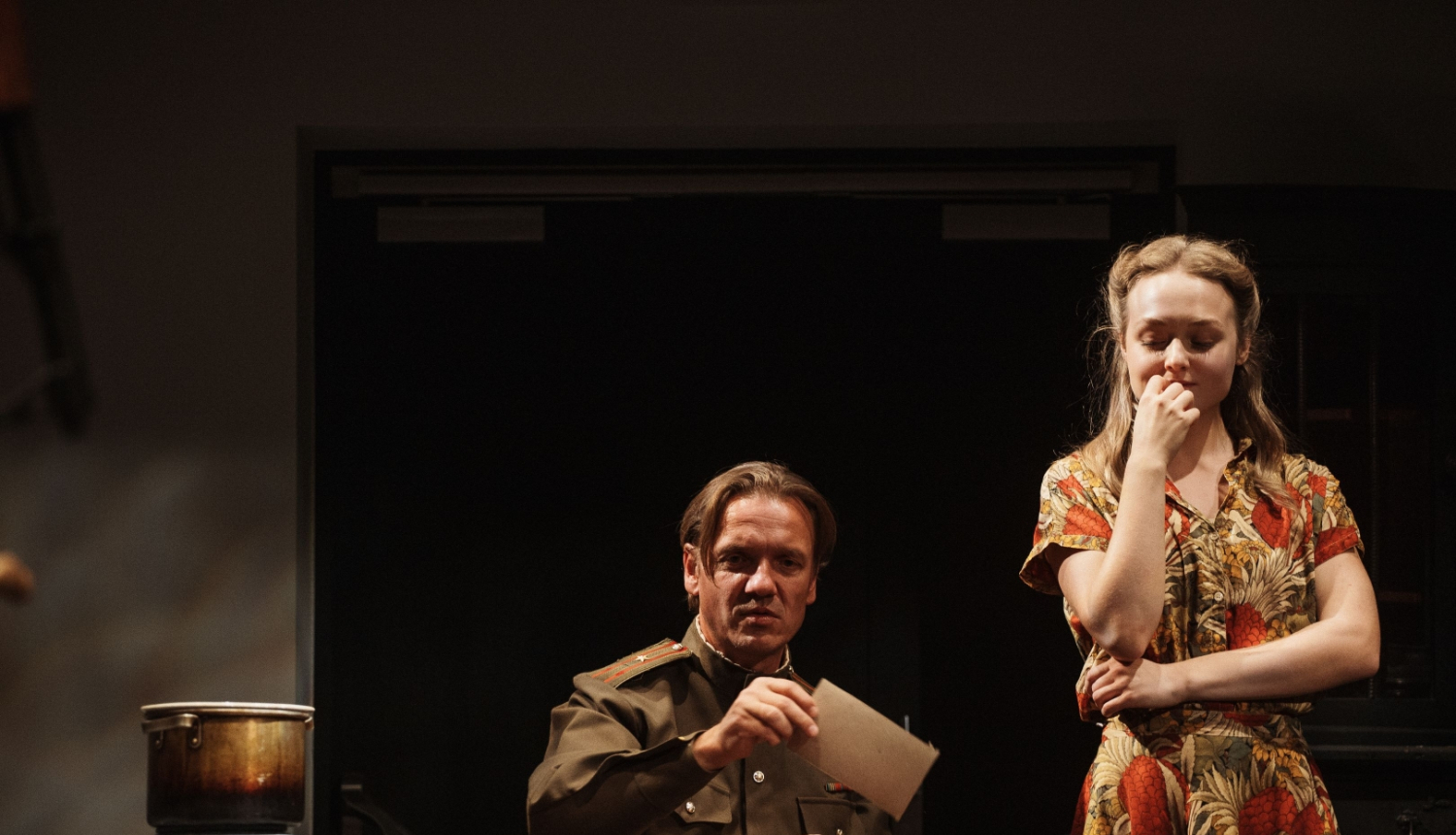 Divi aktieri uz skatuves