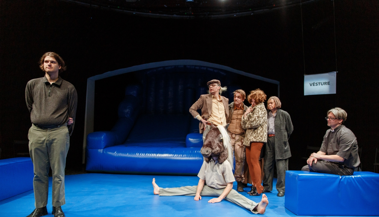 Izrādes vizuālais materiāls