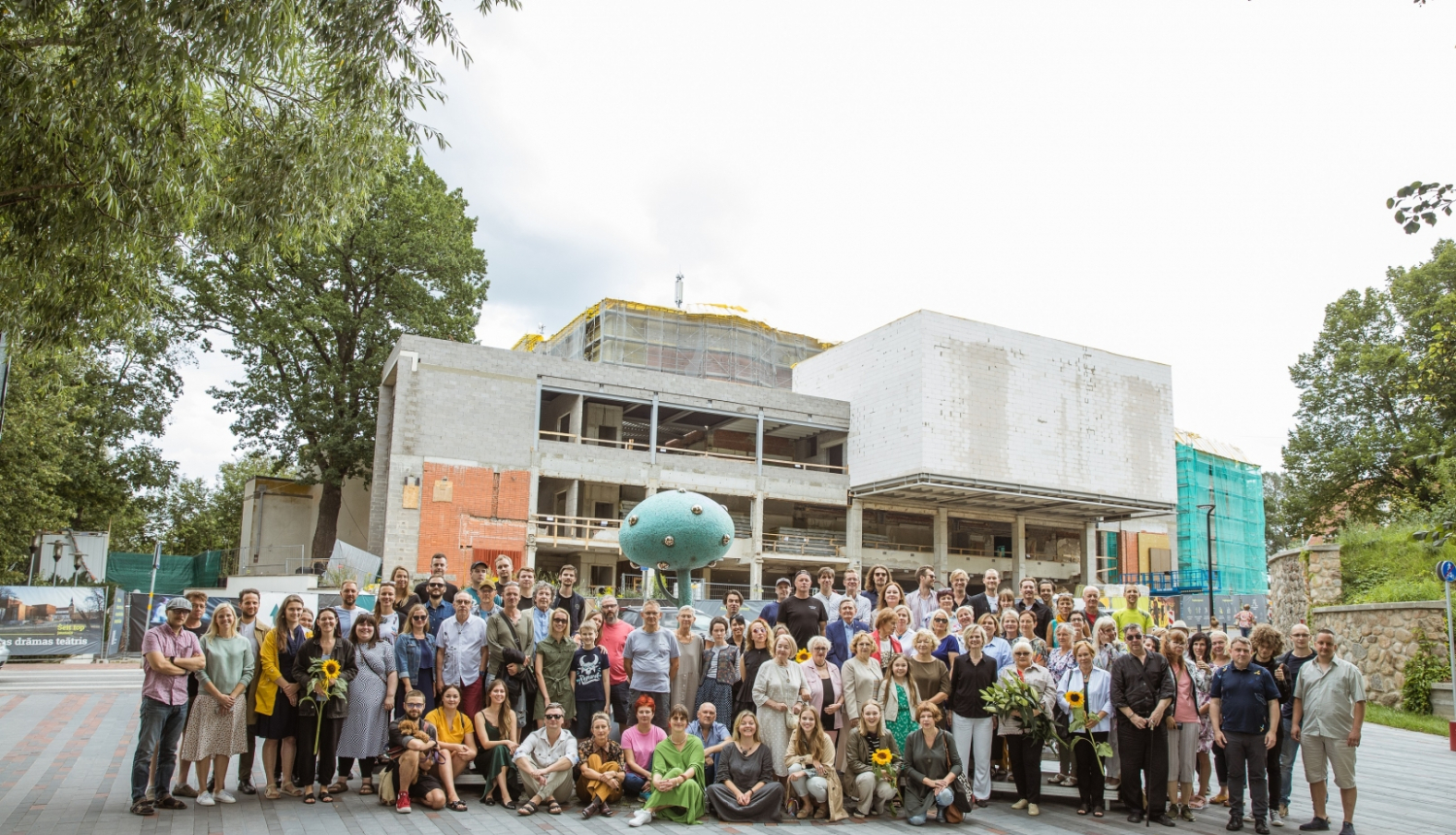 Teātra kolektīvs pie teātra ēkas
